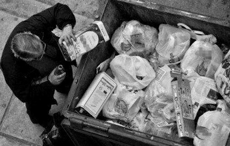 Lee más sobre el artículo Rebuscar entre la basura para comer.
