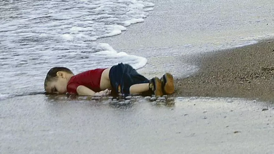 Lee más sobre el artículo Un niño muerto tendido en la playa.